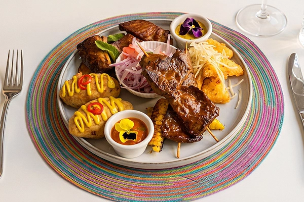 Plato gourmet de cocina peruana en Lo Nuestro Restaurant